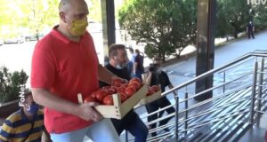 Ogorčeni poljoprivrednici prosuli gajbice paradajza ispred Ministarstva poljoprivrede